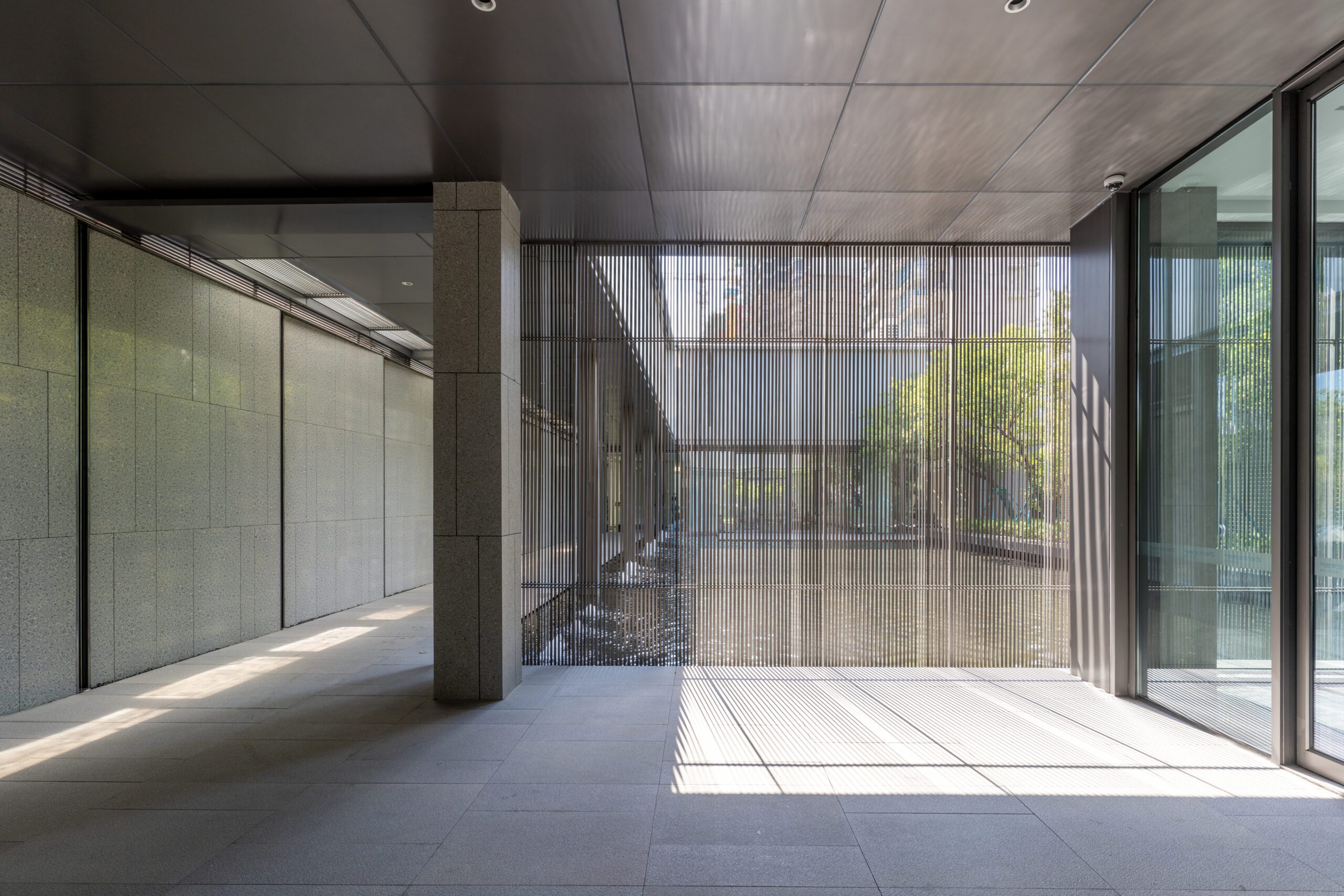 SBRE Beratung The sunlight passes through the luxurious house passage